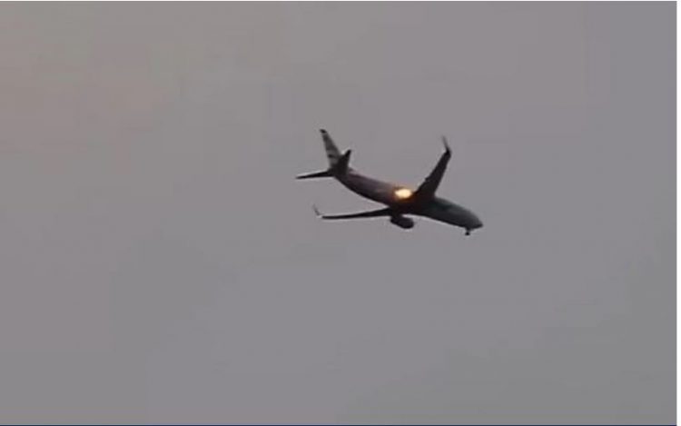 Zogjtë goditën motorin, avioni me pasagjerë përfshihet nga flakët