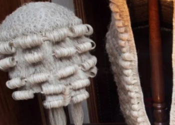 Pse gjyqtarët dhe avokatët mbanin paruke?