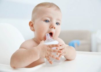 Ja pse nuk duhet t’u jepni asnjëherë ujë bebeve tuaja