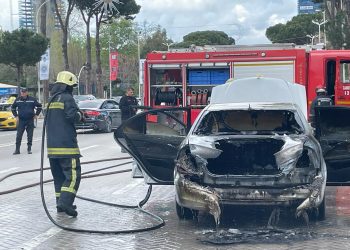 Makina përfshihet nga flakët para Kryeministrisë