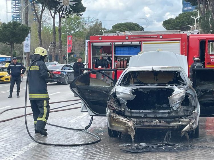 Makina përfshihet nga flakët para Kryeministrisë