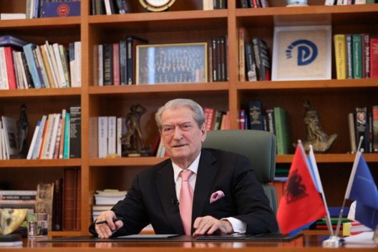 Premtimi i Berishës: Do anuloj prishjen e ndërtesave 50 vjeçare