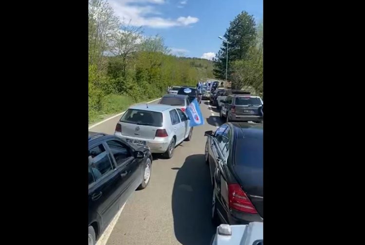 VIDEO/ Berisha në Fushë Arrës, qindra banorë e presin që në Gjegjan
