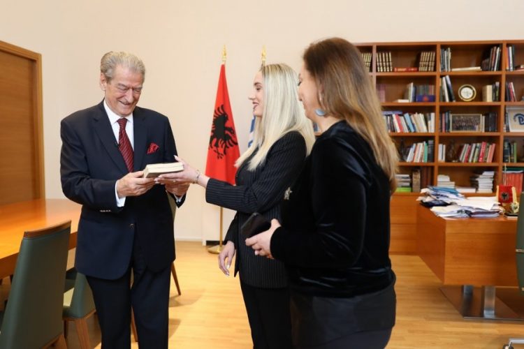 ‘Dhuro një libër, ndriço një mendje’, Berisha i bashkohet nismës