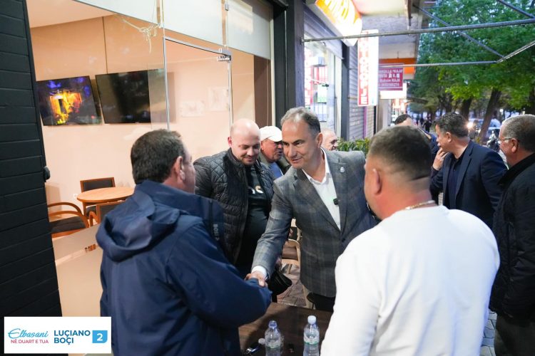 Boçi me qytetarët e Elbasanit: Koha për të zgjidhur problemet