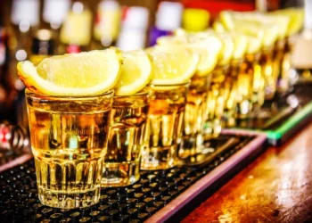 Pi 20 ‘shots’ vodka falas në klub e striptizmi, humb jetën!