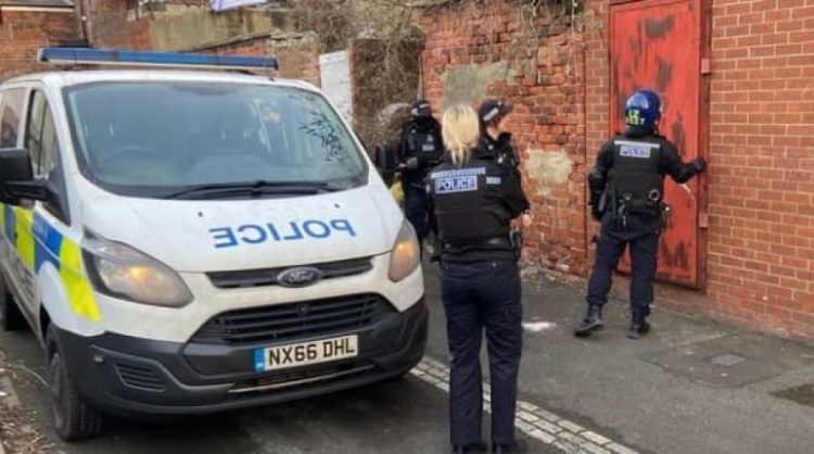 ‘Shtëpi bari’, arrestohen dy shqiptarë në Britani