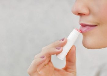 Ja pse ju duhet të aplikoni SPF në buzët tuaja