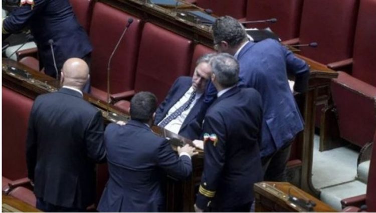 VIDEO/ Deputetit i bie të fikët në parlament