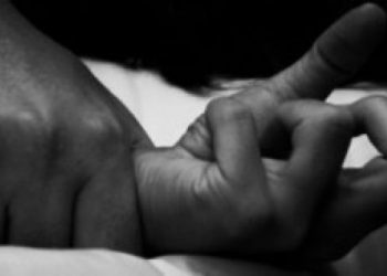 I riu fut me forcë në makinë dhe përdhunon fqinjen e mitur