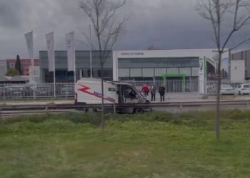 Përfshihet nga flakët makina që transporton para