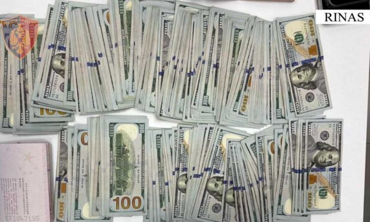 Kapet në Rinas kinezi me afro 30,000 dollarë të padeklaruara