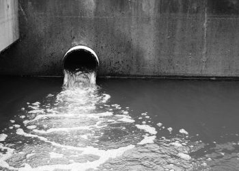 E frikshme në Tiranë! Nga çezmat uji del sterrë i zi