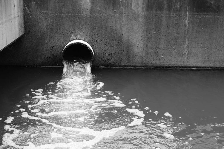 E frikshme në Tiranë! Nga çezmat uji del sterrë i zi