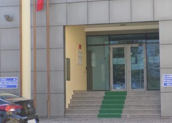 E padëgjuar, gjyqtarja e shkarkuar 22 vjet më parë kërkon…