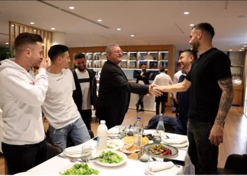 VIDEO/Muaji i Ramazanit, Duka shtron iftar për sportisë e gazetarë