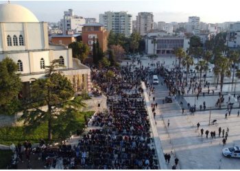 Falet namazi në të gjithë vendin, mesazhe paqeje dhe dashurie