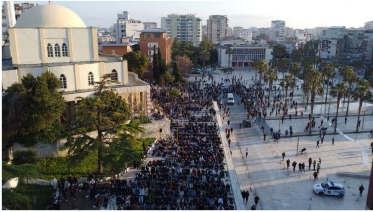 Falet namazi në të gjithë vendin, mesazhe paqeje dhe dashurie