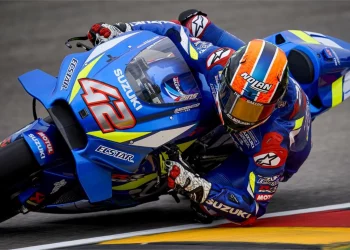 MotoGP/ Rins thyen mallkimin dy-vjeçar, “blozë” Bagnaia