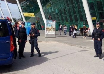 Grabitje dhe drogë, ekstradohen 3 shqiptarë nga Greqia e Italia