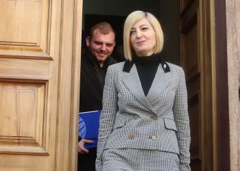 ‘Kokona e Ramës’, avokate e kompanisë greke kundër Shqipërisë