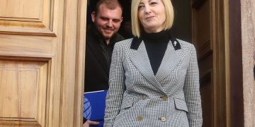 ‘Kokona e Ramës’, avokate e kompanisë greke kundër Shqipërisë