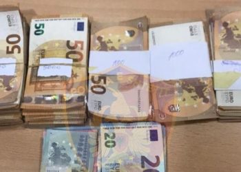 U kap me mbi 15 mijë euro të padeklaruara, në pranga 30 vjeçari