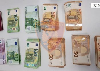 Sekuestrohen mbi 47 mijë euro në Rinas, procedohen dy shtetas turq