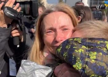 Nga Rusia kthehen 31 fëmijë ukrainas, lot gëzimi gjatë ribashkimit