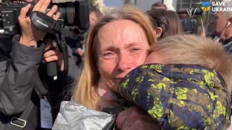 Nga Rusia kthehen 31 fëmijë ukrainas, lot gëzimi gjatë ribashkimit