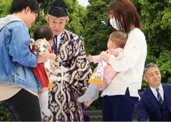 VIDEO/ Festival i pazakontë në Japoni, fiton foshnja që qan e para