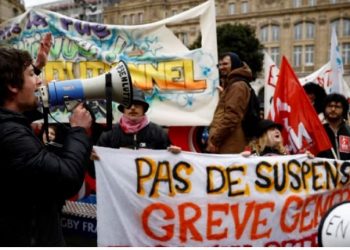 Macron miraton ngritjen e moshës së pensionit, nuk ndalen protestat