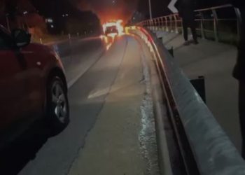 Merr flakë makina në lëvizje, detajet e para