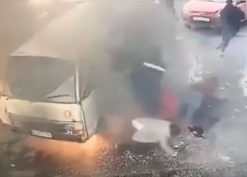 VIDEO/ Furgoni merr flakë, pasagjerët dalin nga dritaret