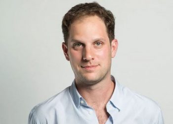 Ambasadorja amerikane takon në qeli gazetarin e WSJ