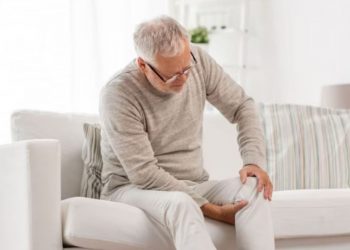 Pse dhembin gjunjët dhe kyçet kur bie shi?