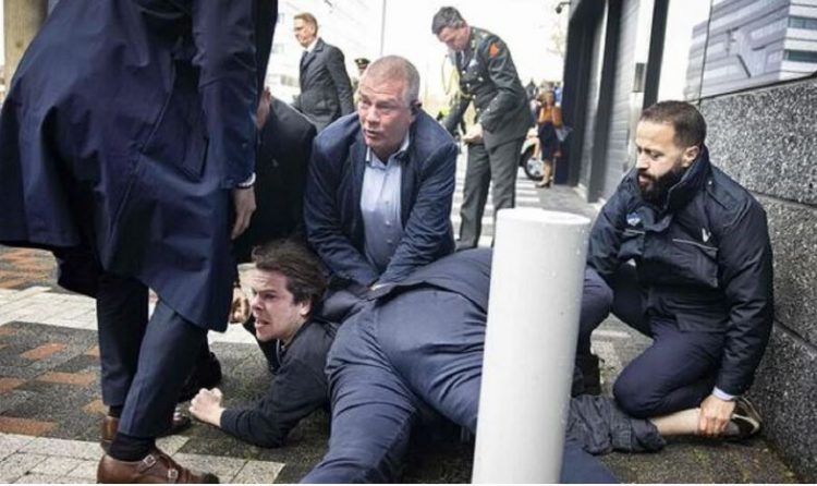 Tenton të godasë Macronin, arrestohet protestuesi në Holandë