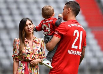 ‘Boll luajte me dy porta’, gruaja i nxjerr të palarat futbollistit