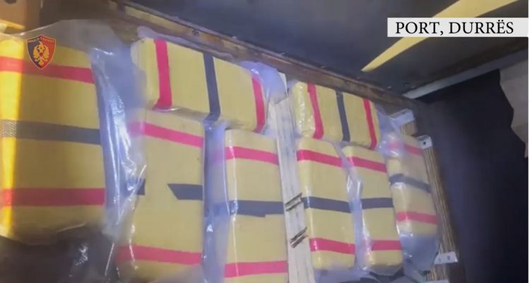 VIDEO/ Kapen mbi 13 kg heroinë e fshehur në autobusin Durrës-Milan