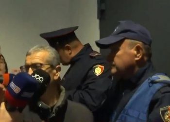 Shefi i Hipotekës mbyllet në zyrë me çelës nga frika e protestuesve