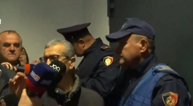 Shefi i Hipotekës mbyllet në zyrë me çelës nga frika e protestuesve