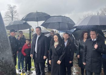 24 vjetori i masakrës, krerët e Kosovës bëjnë homazhe në Poklek