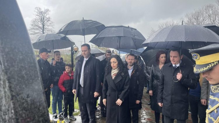 24 vjetori i masakrës, krerët e Kosovës bëjnë homazhe në Poklek