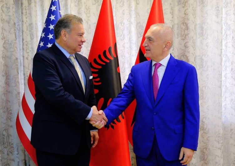 Diplomati shqiptar komenton takimin Escobar-Meta