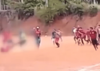 VIDEO/ Arbitri godet me thikë futbollistin