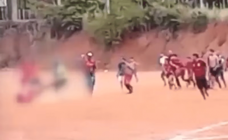 VIDEO/ Arbitri godet me thikë futbollistin