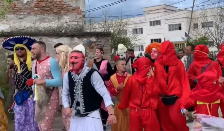 Pashka festohet në mënyrë origjinale në fshatin pranë Vlorës