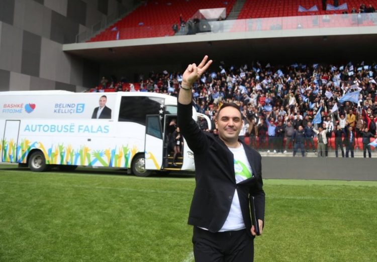 Transporti falas/ Këlliçi vjen në stadium me ‘autobusin e bardhë’