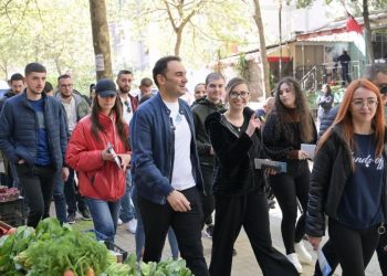 Këlliçi me banorët në Tiranë: Shteti ka rënë, duhet ndryshim