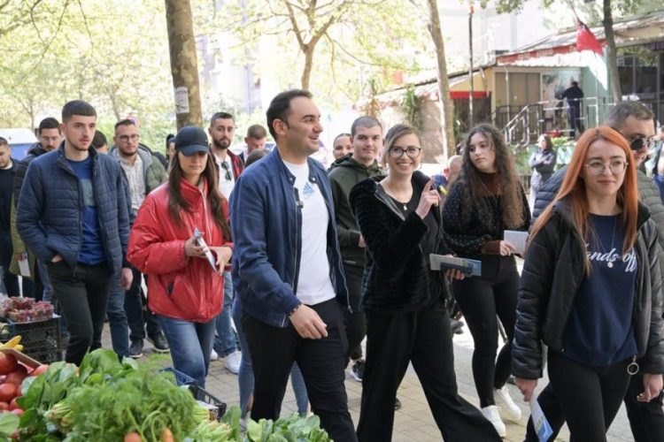 Këlliçi me banorët në Tiranë: Shteti ka rënë, duhet ndryshim